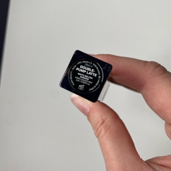 BNIB Huda Beauty Matte & Metal Liquid Eyeshadow in Double-Pump Latte, Drop Top - Picture 3 of 3
